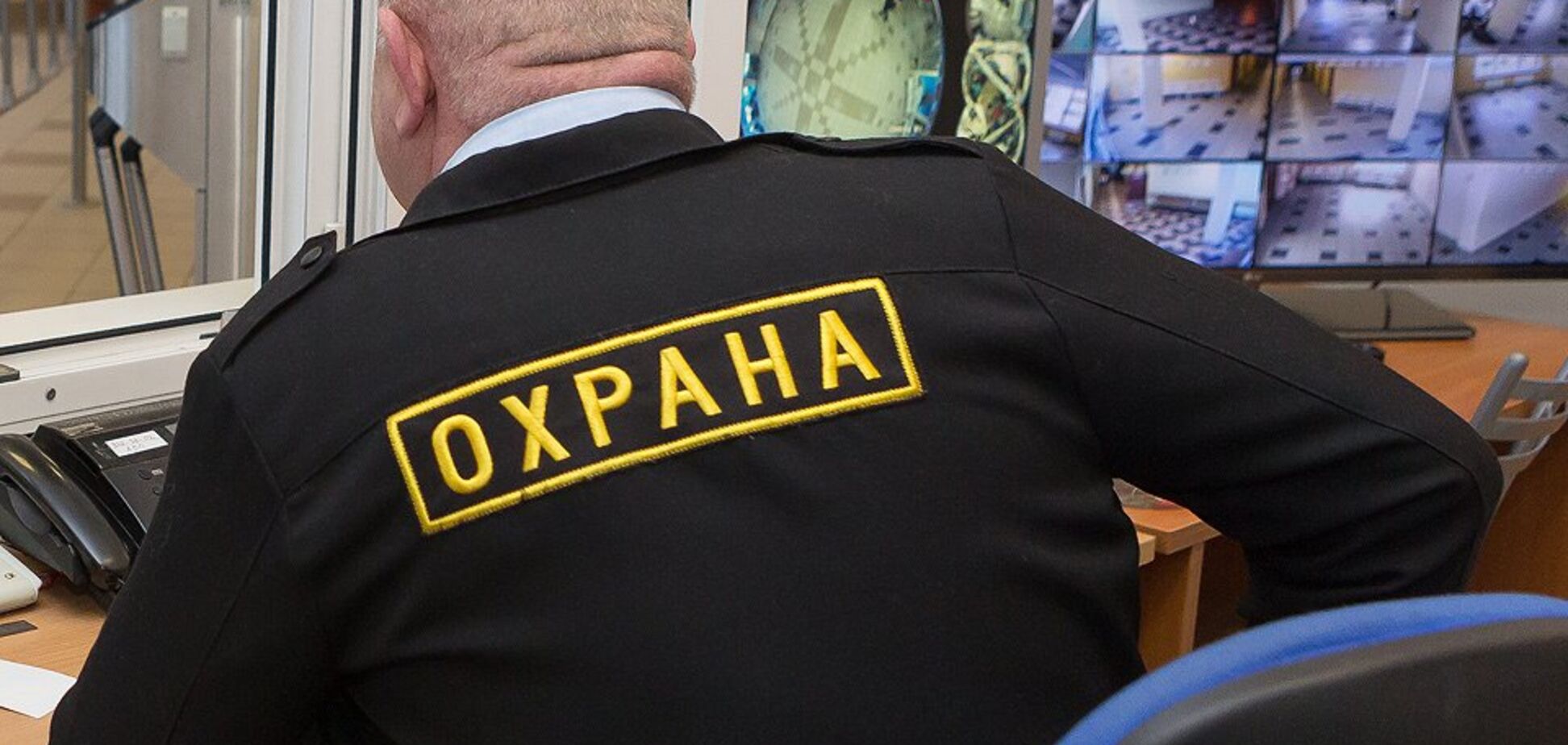 Тягли по сходах: у Росії охоронці ТЦ по-звірячому побили дівчаток-близнят. Відео 18+