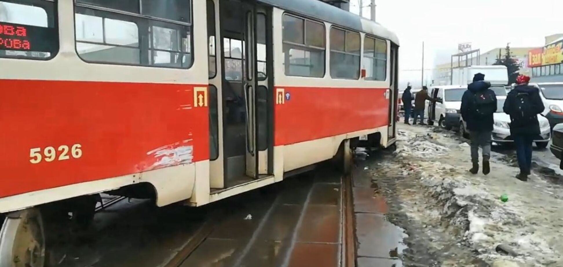 Зніс два стовпи: в Києві трамвай з людьми зійшов із рейок