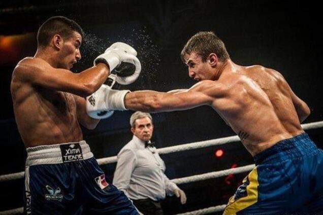 Бій непереможного українського боксера завершився несподіваним чином