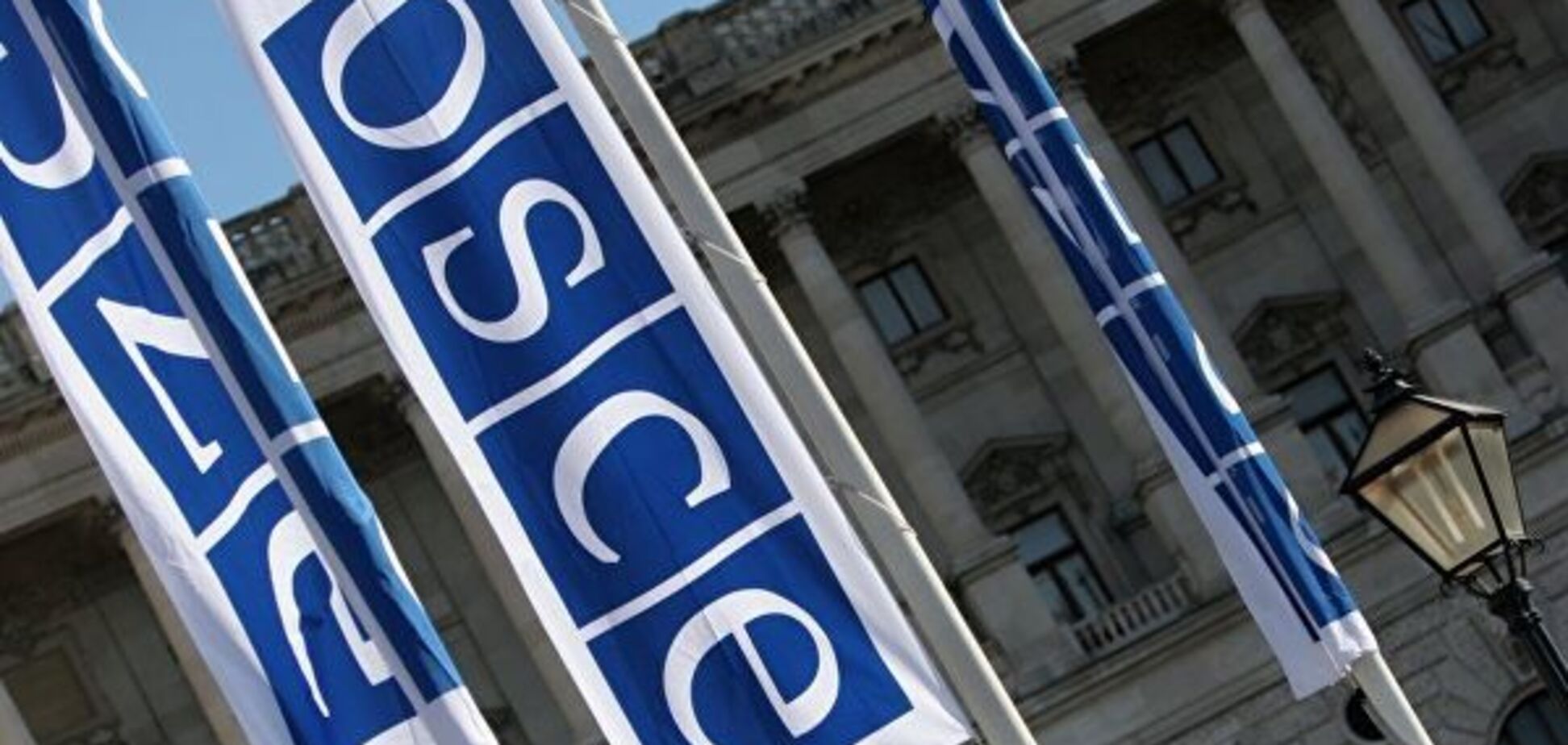 Глупый пИнгвин робко прячет тело жирное в утесах