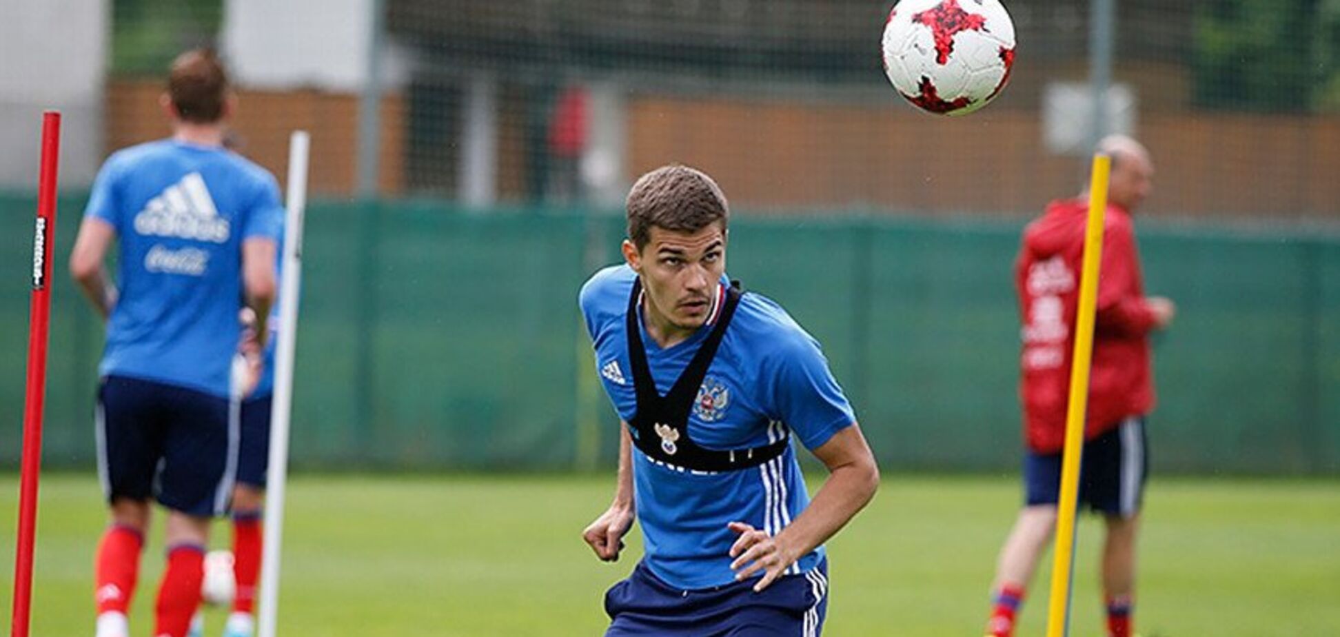 ''Больно смотреть на людей'': футболист сборной России поставил на уши сеть заявлением об РФ