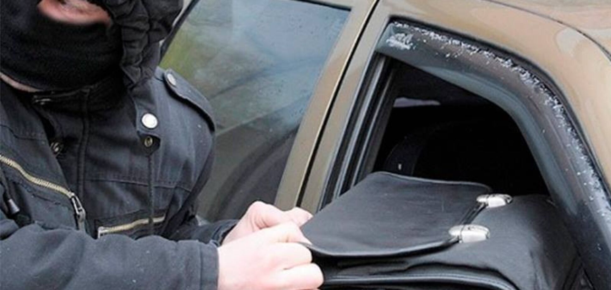 Налетіли в масках: в Києві з авто вкрали $40 тисяч, введено 'Перехоплення'