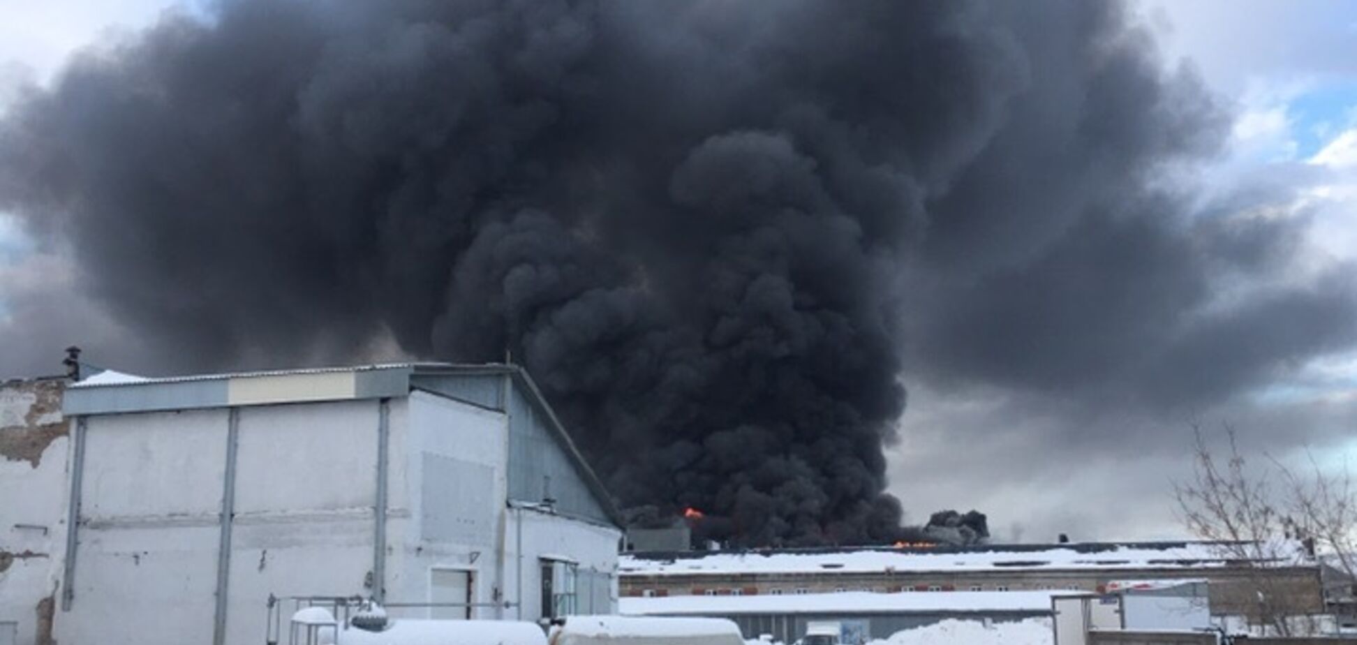 В Уфе вспыхнул масштабный пожар: первые фото и видео