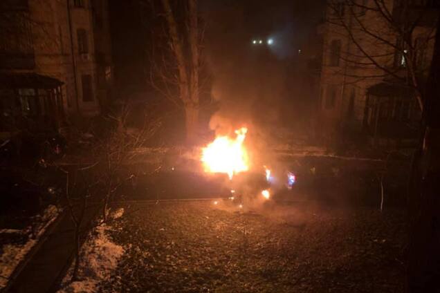 У Києві спалили авто матері депутата: фото і відео