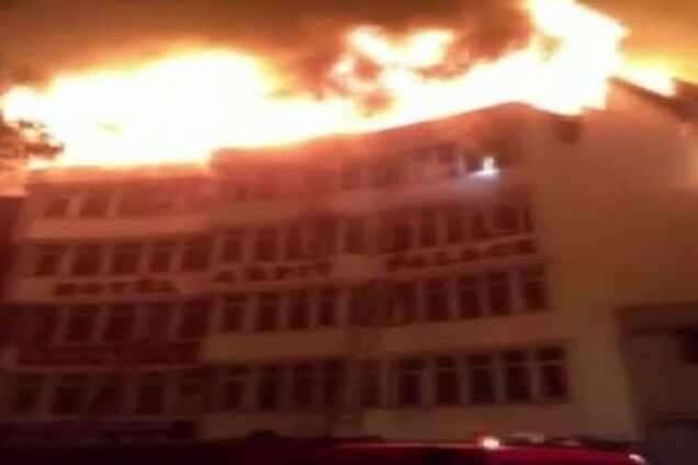 В столице Индии вспыхнул отель: 17 человек сгорели заживо. Фото и видео трагедии