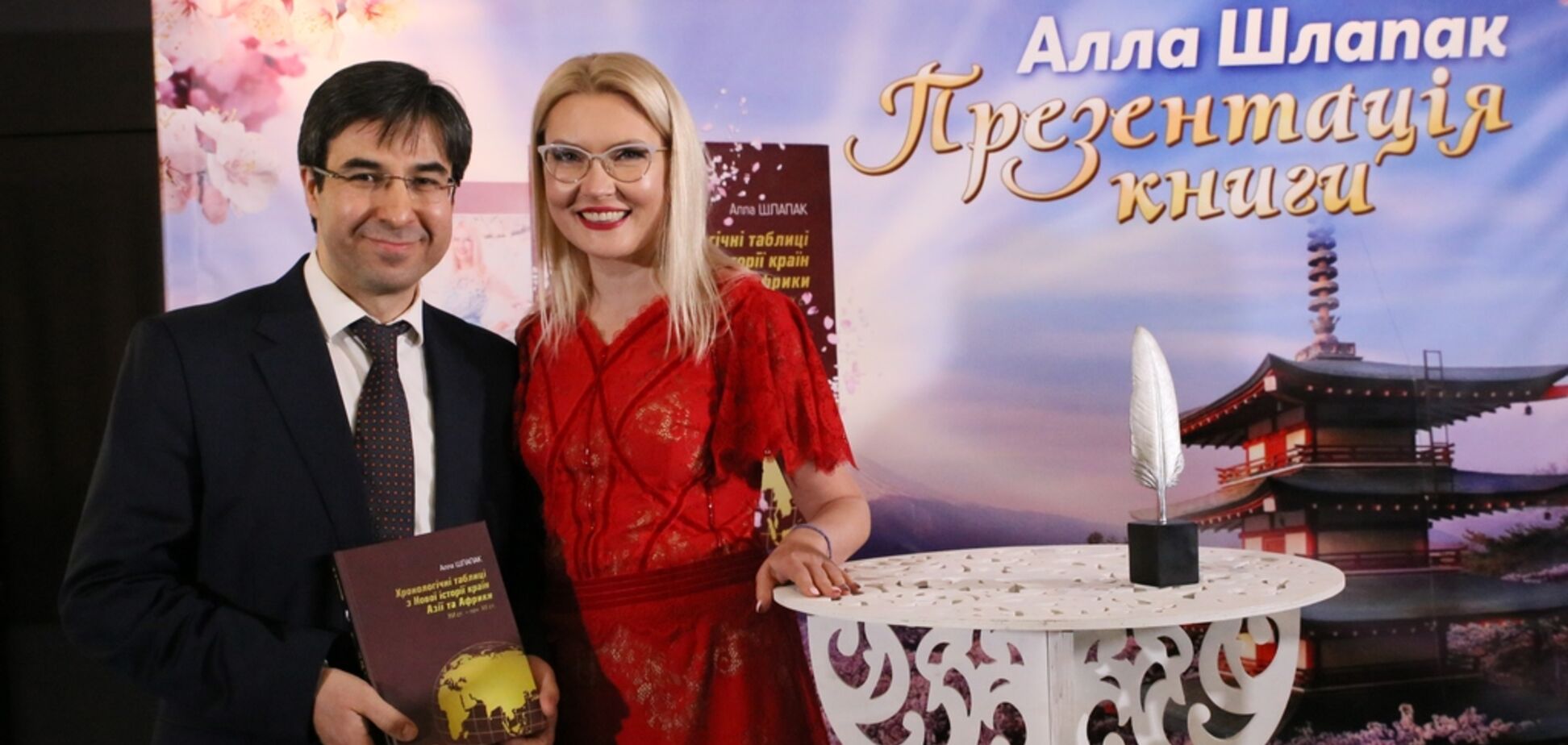 Іноземці захоплені книжкою про історію країн Азії та Африки, яку написала Алла Шлапак