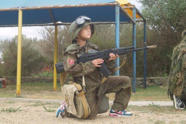 Новости Крымнаша. Форма одежды — военная. У кого нет — школьная