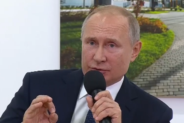 В Кремле объяснили, почему Путин приставал к президенту Татарстана