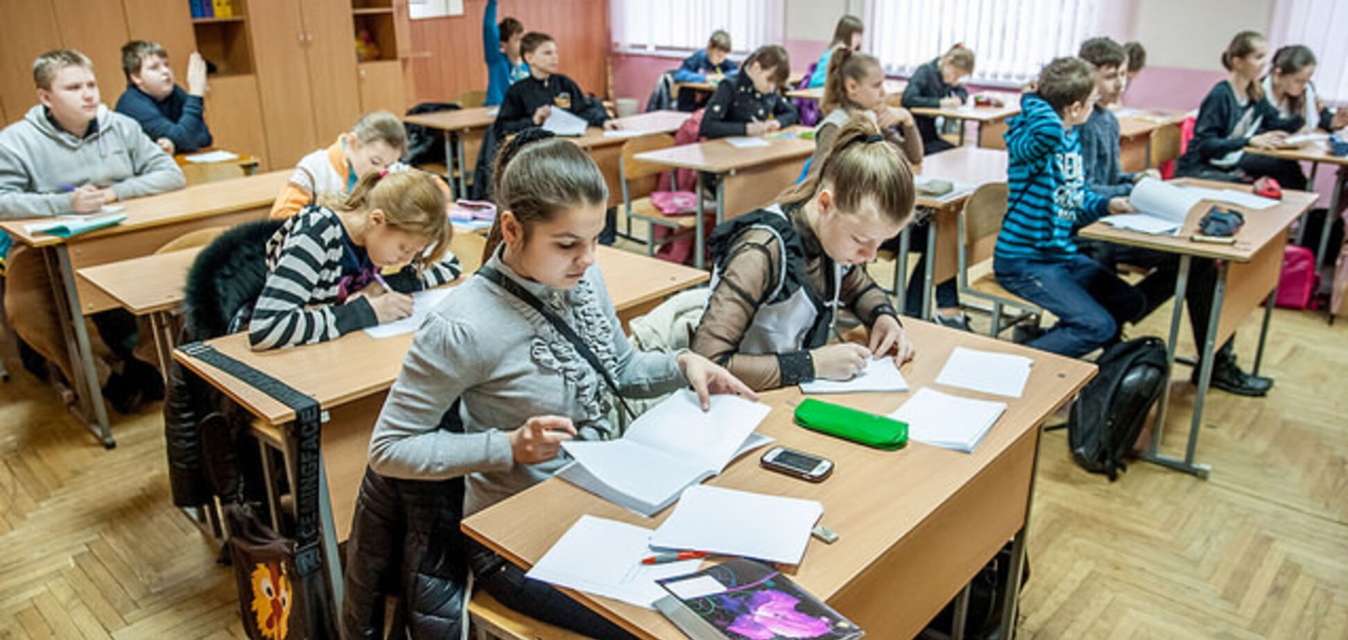 Отрезала челки и заклеила рты: в школе Киева разгорелся скандал из-за учительницы