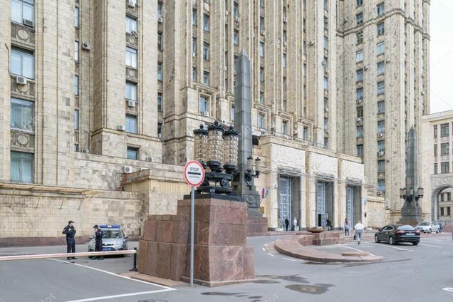 Лежал в туалете: в российском МИДе нашли труп подчиненного Лаврова