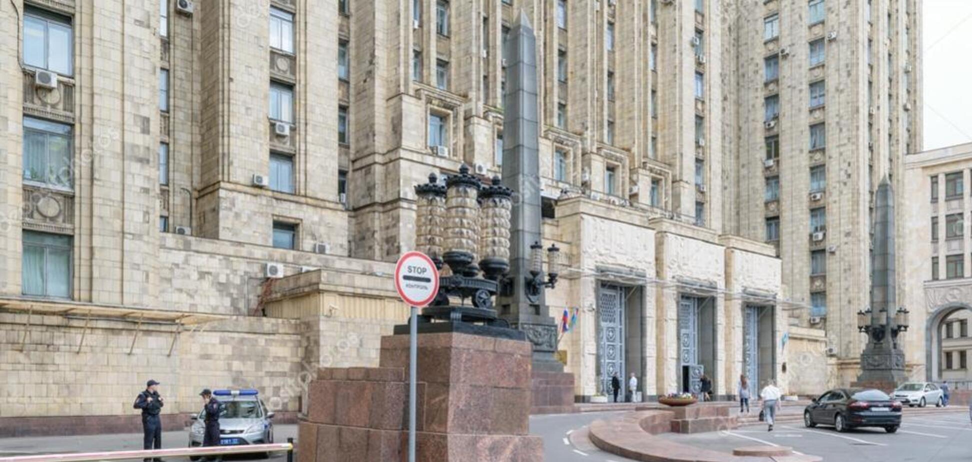 Лежал в туалете: в российском МИДе нашли труп подчиненного Лаврова