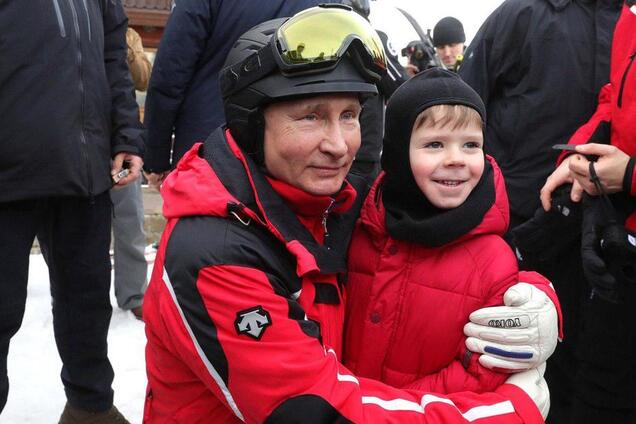 'Мороз не дал поцеловать животики': Путина в Сочи засекли за 'щупаньем' детей. Фотофакт