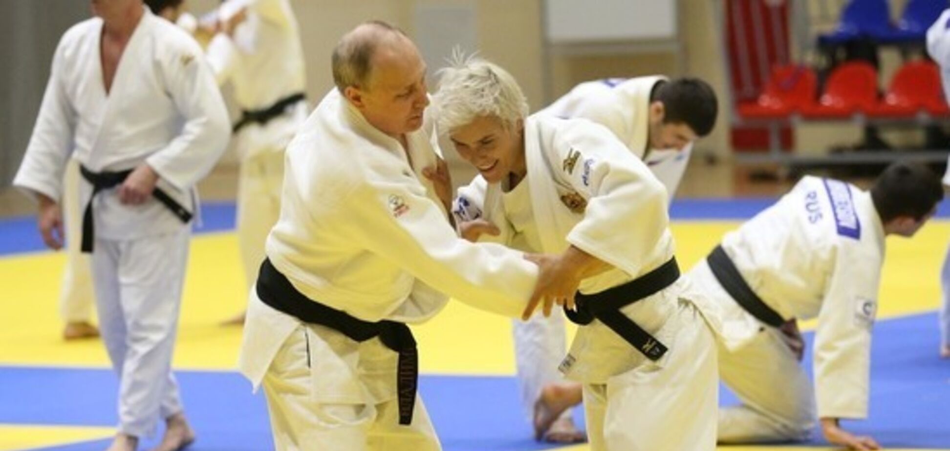 Путин проиграл бой женщине и полез целоваться: фото спортсменки