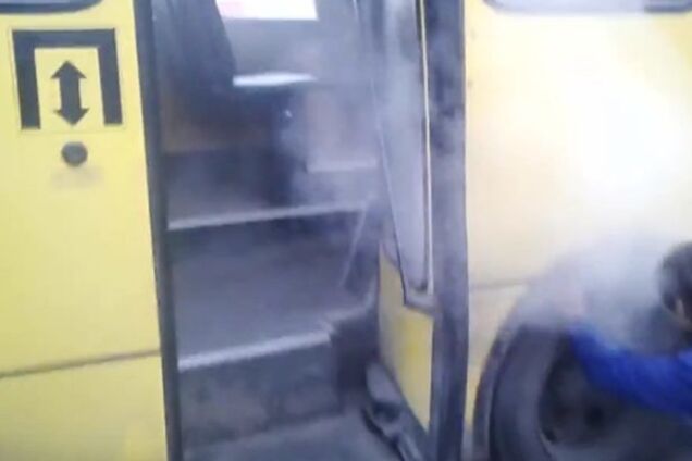 В спальном районе Запорожья на ходу задымилась маршрутка с пассажирами