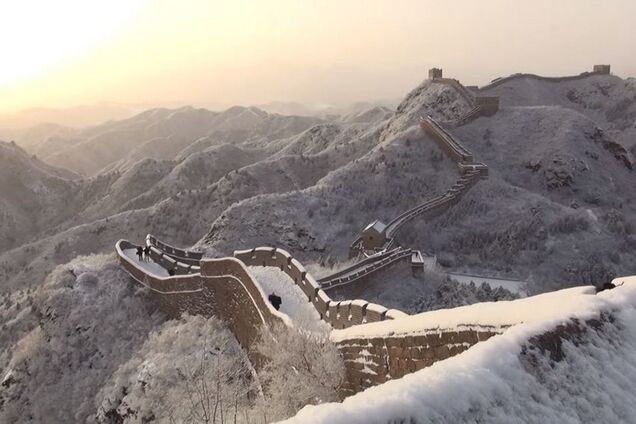 Великая Китайская стена обледенела и превратилась в горку: видео
