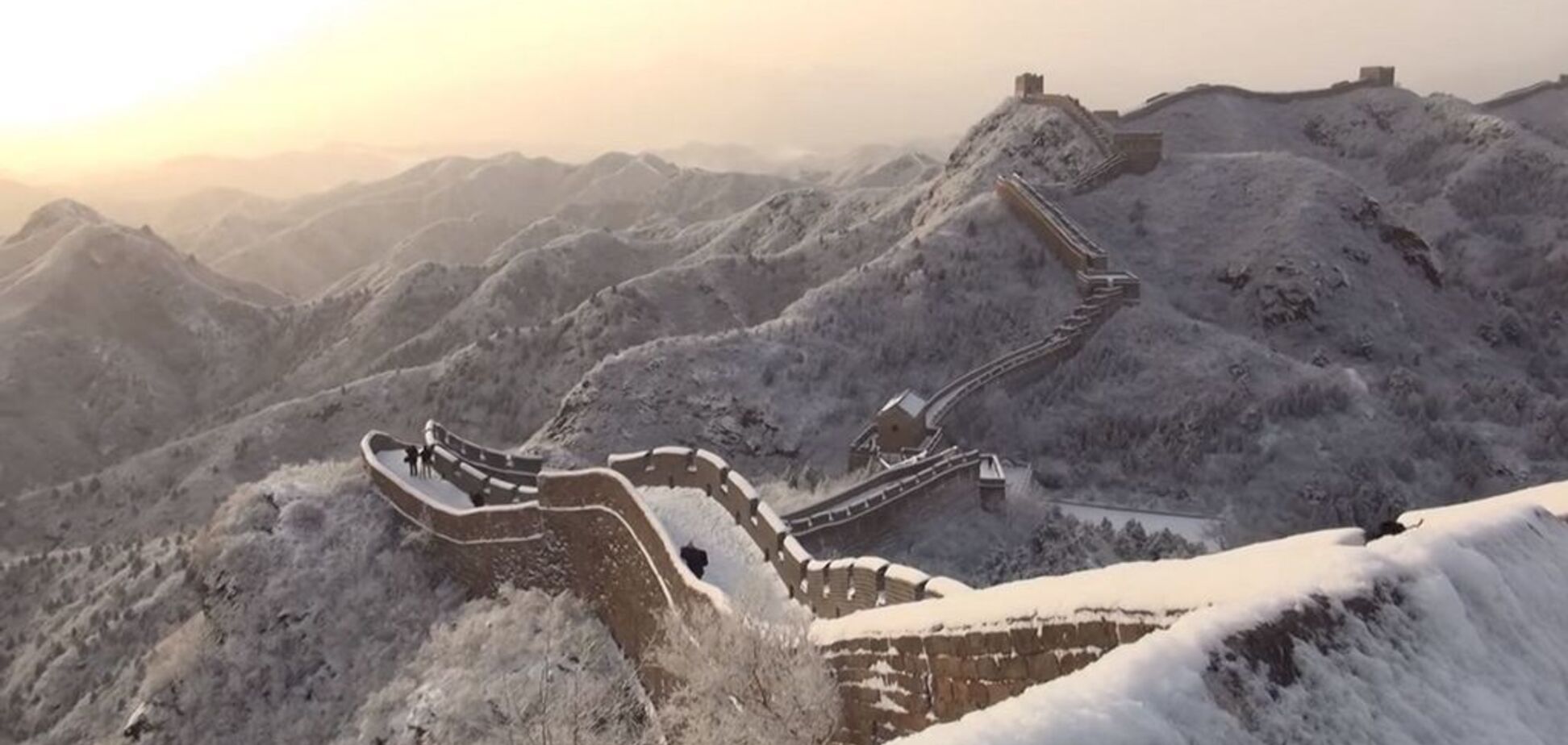 Великая Китайская стена обледенела и превратилась в горку: видео