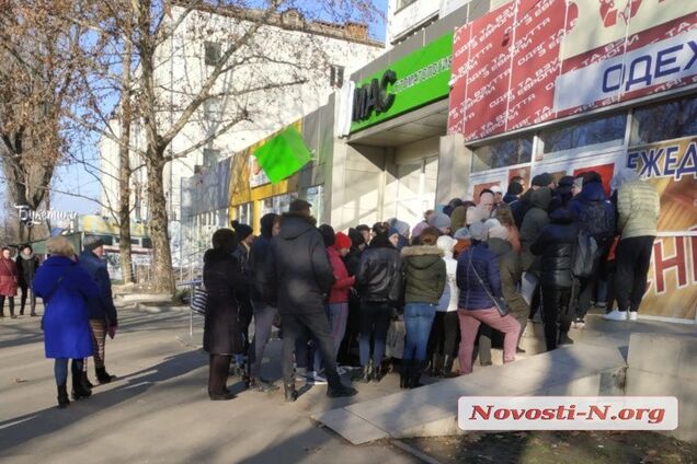 ''Двери не ломайте!'' В Николаеве люди пошли на штурм секонд-хенда. Видеофакт