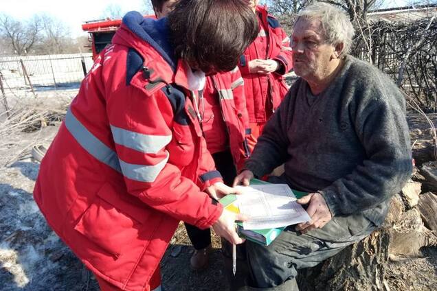 Взрывом выкинуло из дома: стало известно, кого разбомбили оккупанты на Донбассе. Фото и видео