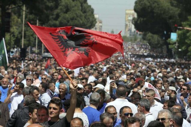Тысячи людей штурмовали Кабмин в Албании: есть пострадавшие