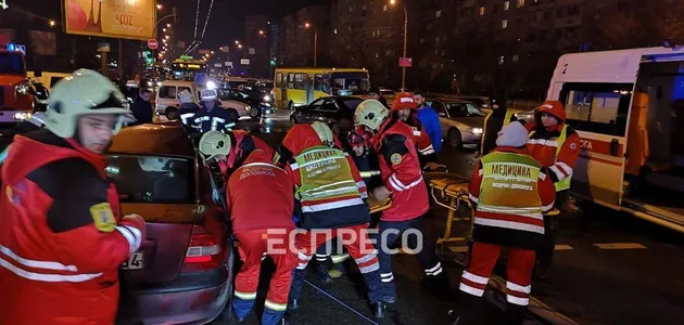 В Киеве авто на еврономерах устроили жесткое ДТП: фото и видео