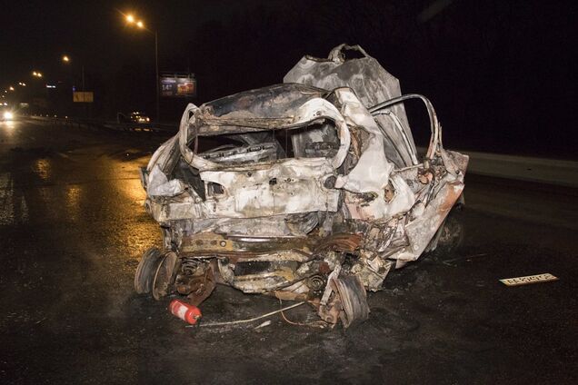 Авто на шматки: в Києві після ДТП живцем згоріла пасажирка таксі