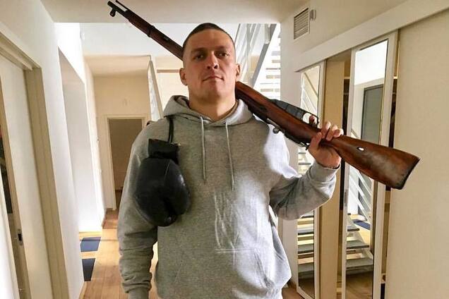 Неизвестный в балаклаве 'напал' на Усика и поплатился - фотофакт