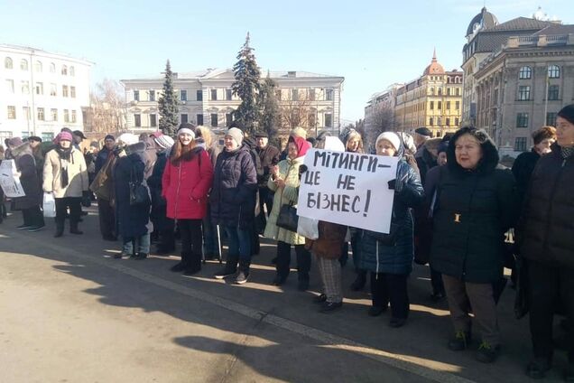 'Обіцяли 150 грн': у Києві 'кинули' мітингувальників проти мітингів