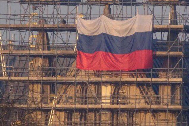 На соборе в Солсбери вывесили флаг России: фотофакт