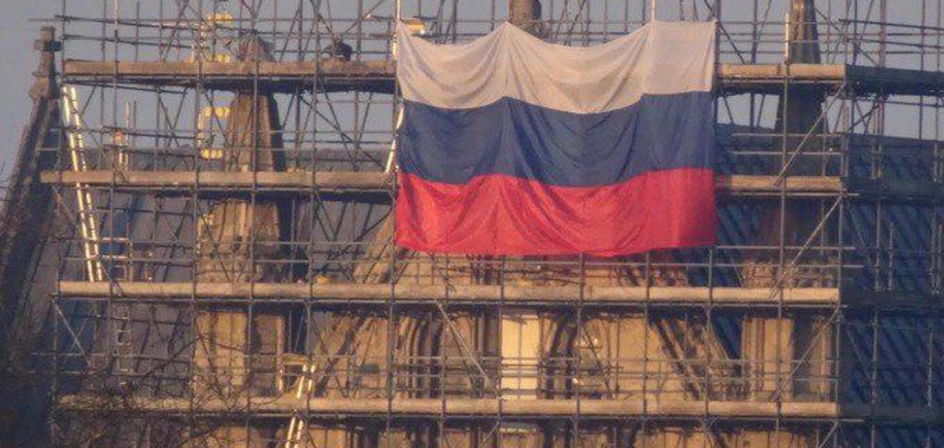 На соборі в Солсбері вивісили прапор Росії: фотофакт