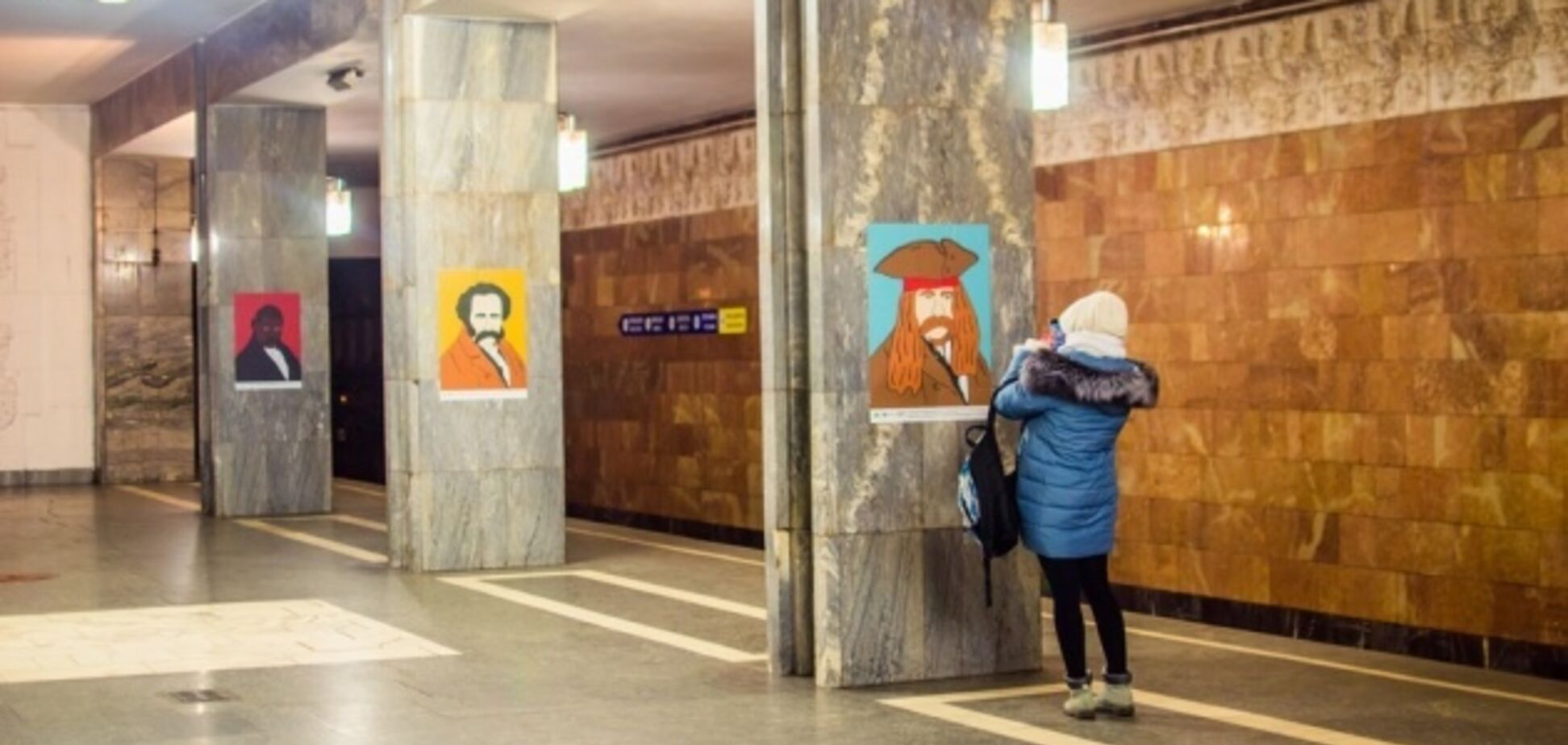 У метро Києва вандал зіпсував портрети Тараса Шевченка