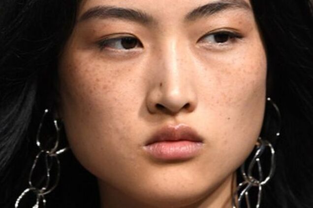 'Вони потворні!' Zara потрапив у скандал через китайську модель з веснянками