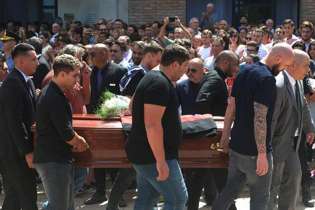 Эмилиано Сала: на похороны пришел лабрадор — трогательные фото