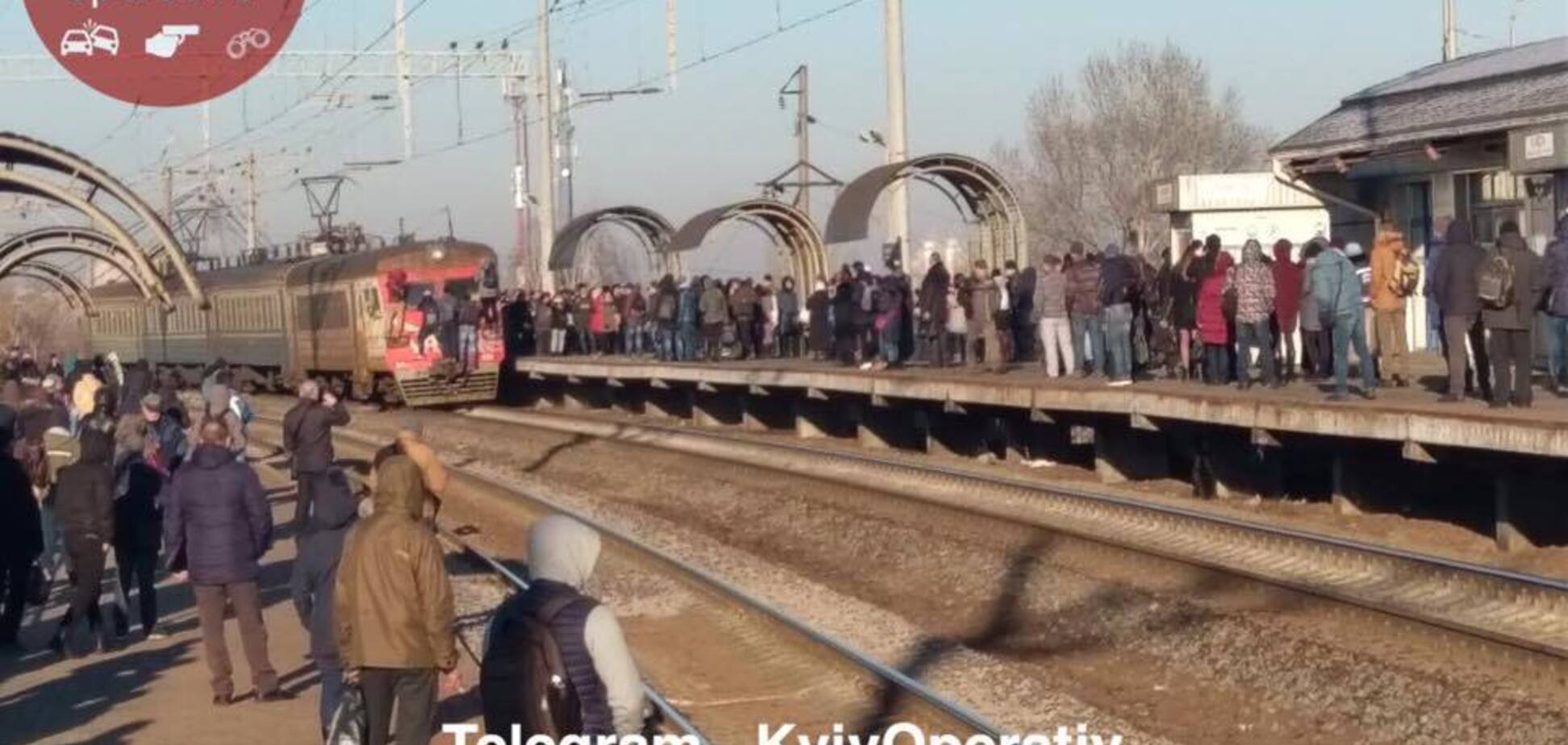 ''Цепляются, где могут'':  в Киеве произошел коллапс с общественным транспортом