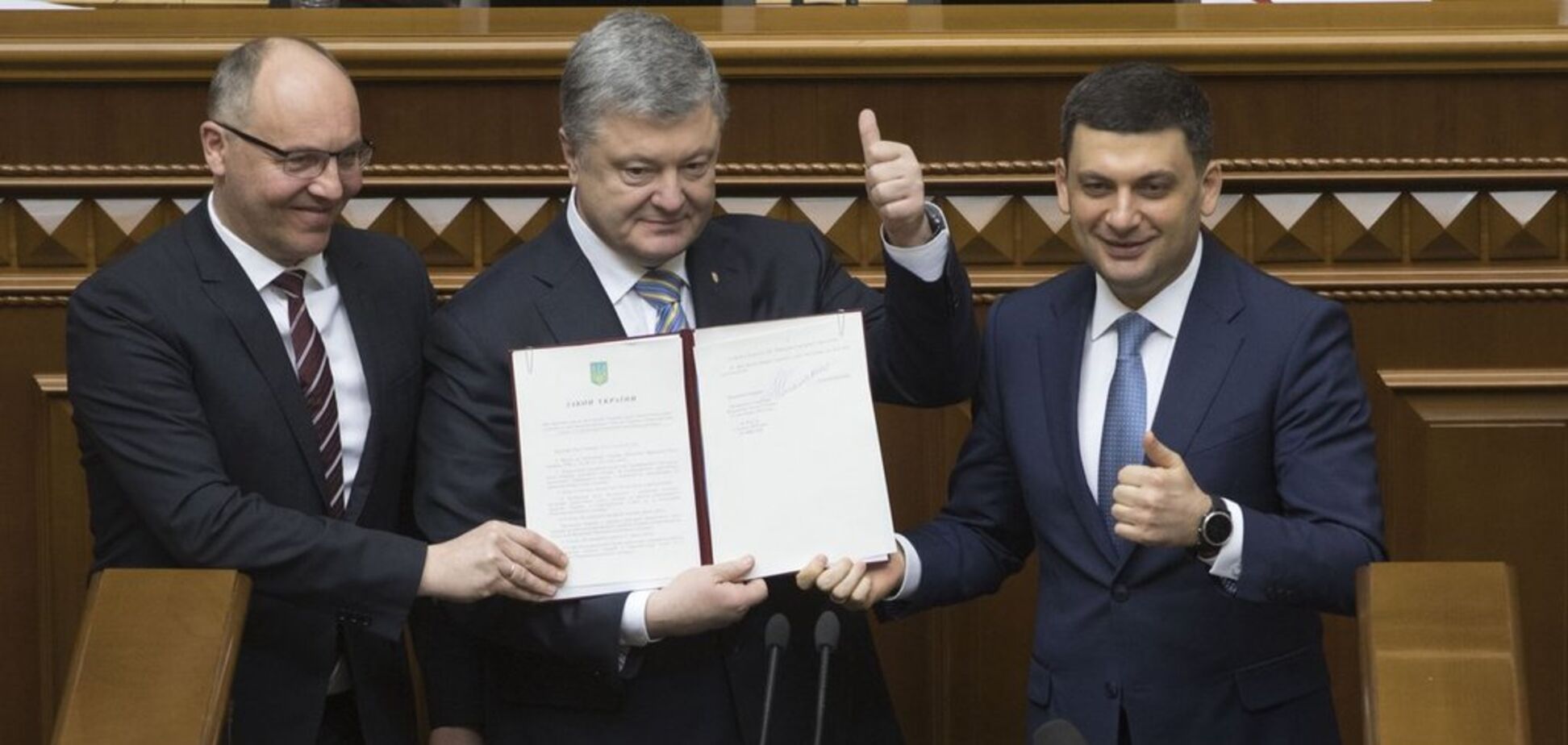 Україна йде до ЄС і НАТО: Порошенко підписав історичний закон