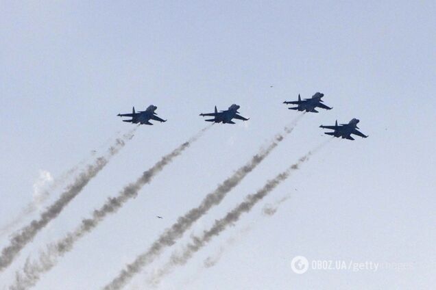 В небе над Индией столкнулись самолеты: момент сняли на видео