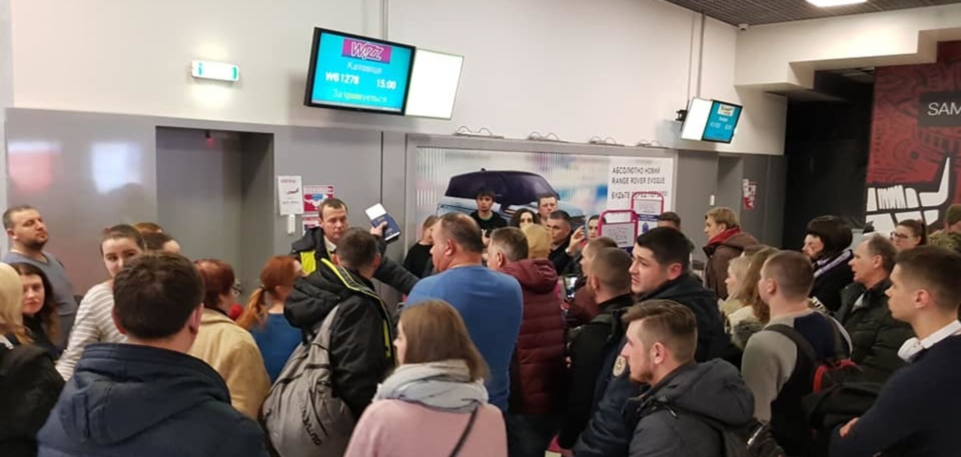 Діти на підлозі і п'яний персонал: в Україні спалахнув новий гучний скандал з туристами