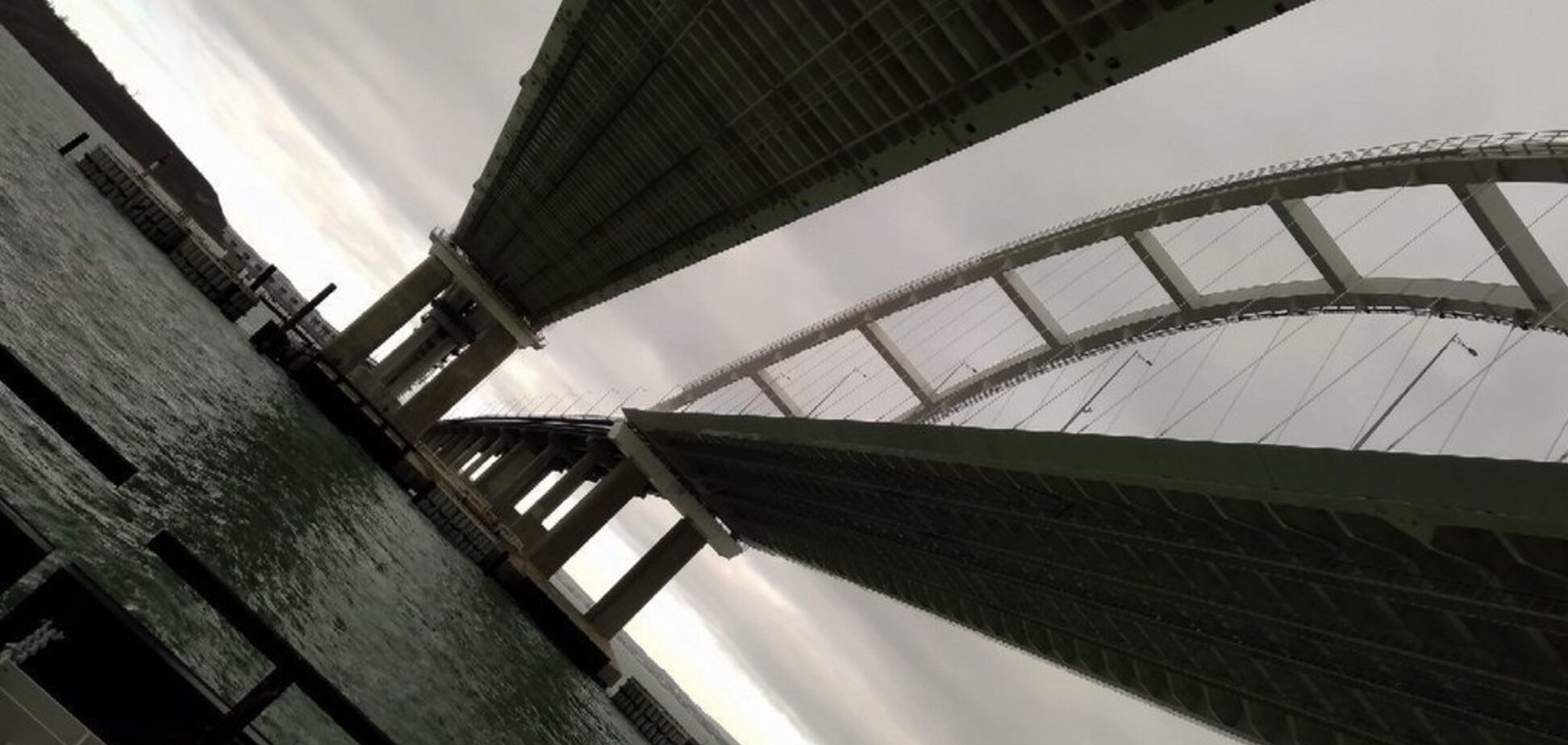 'Перекроет весь проход!' Крымскому мосту предрекли трагическое будущее