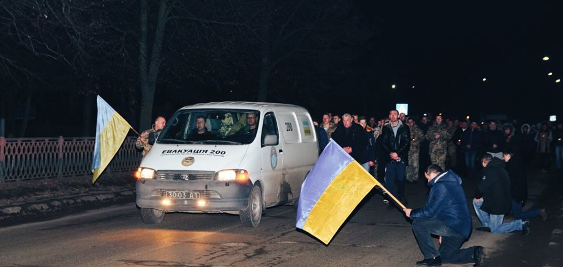 'Схаменіться, зупиніть війну!' На Рівненщині на колінах зустрічали загиблого бійця