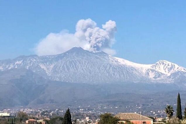 Тучи пепла и отмененные авиарейсы: в Италии проснулся самый высокий вулкан Европы
