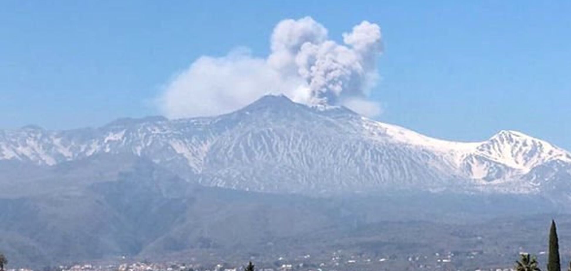 Хмари попелу і скасовані авіарейси: в Італії прокинувся найвищий вулкан Європи