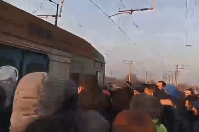 ''Как в Индии!'' Общественный транспорт в Киеве угодил в очередной скандал