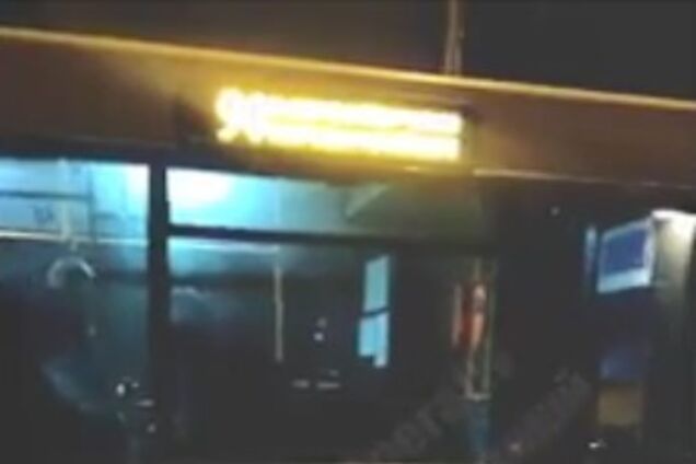 У Києві на зупинці обстріляли автобус: відео з місця НП
