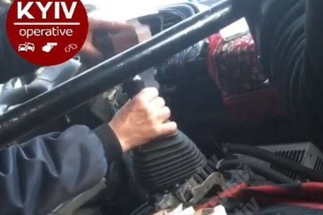 В Киеве водитель маршрутки на ходу ремонтировал автобус кирпичом: видео