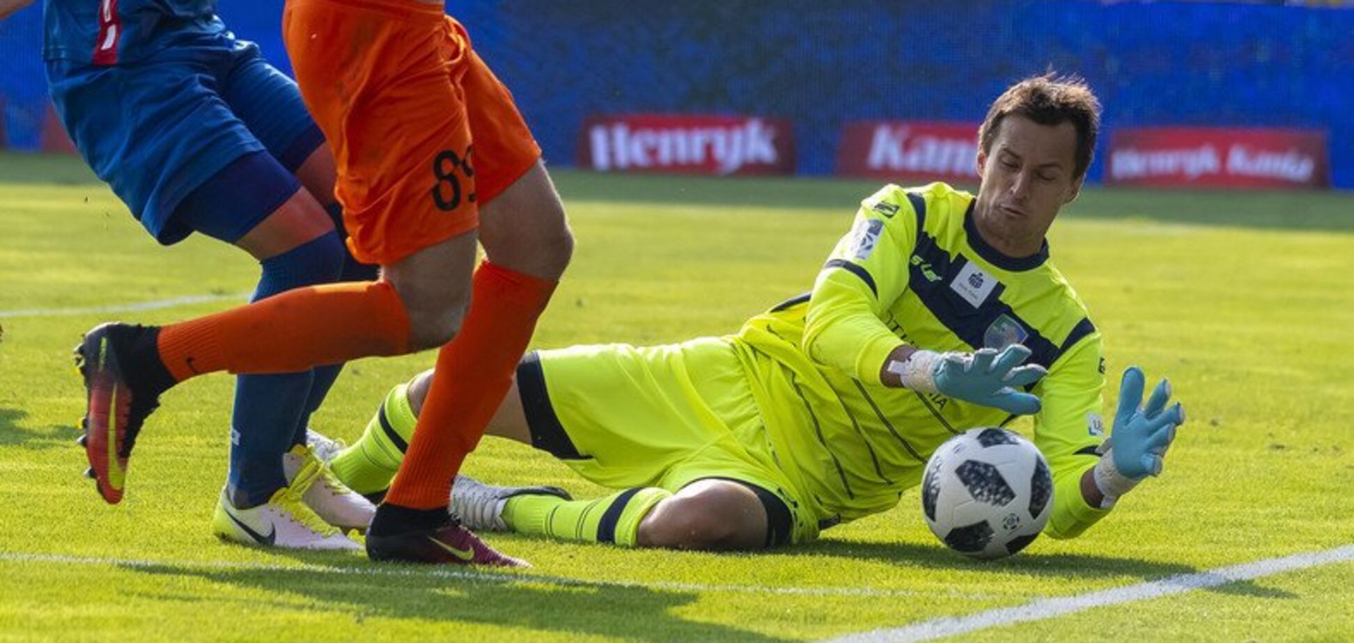 Знаменитий український воротар припустився жахливого ляпу у матчі за новий клуб — опубліковане відео