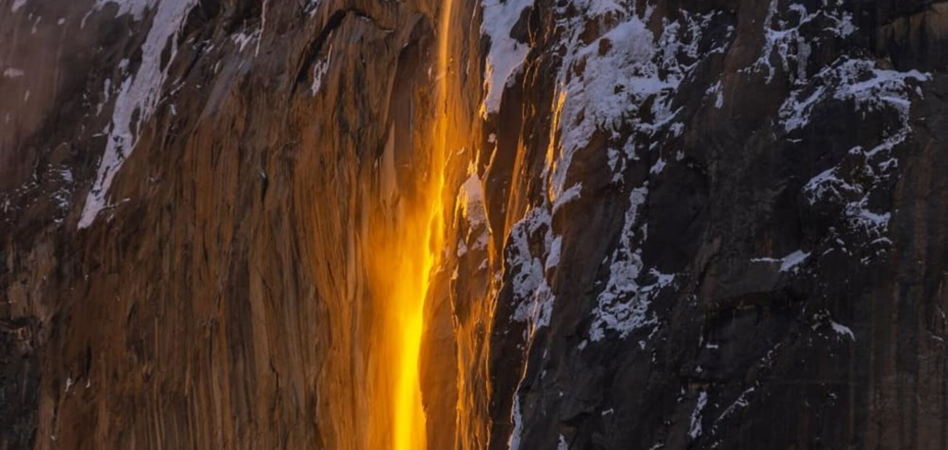 ''Огненный водопад'' в США восхитил туристов: завораживающие снимки