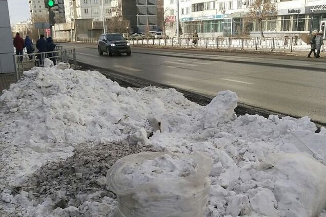 Из-за Путина в России перед Универсиадой отбеливают грязный снег — фотофакт