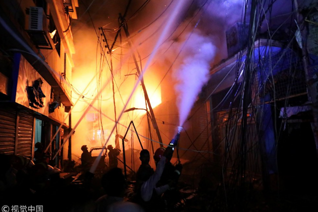 Будинок був нашпигований хімією: у Бангладеш заживо згоріли десятки людей. Усі подробиці НП