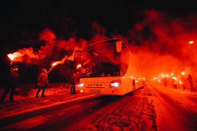 Российские фанаты чуть не сожгли футболистов 'Зенита': впечатляющие фото