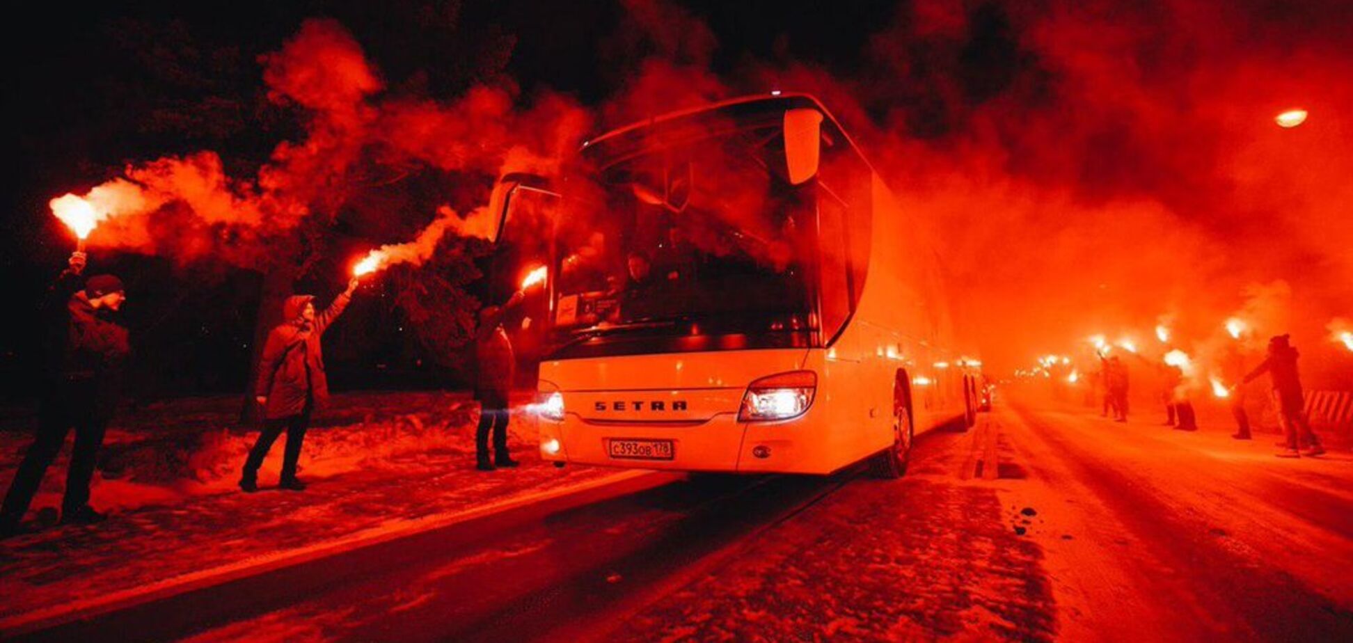Російські фанати ледь не спалили футболістів 'Зеніту': вражаючі фото