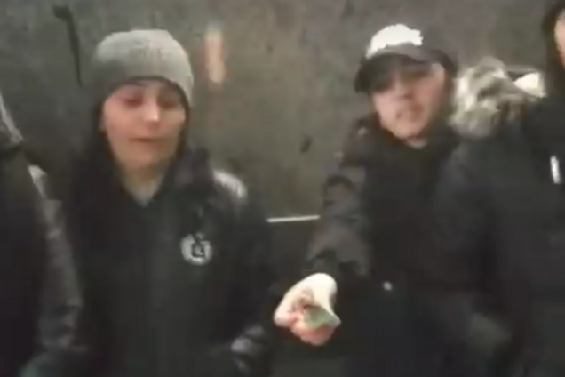 Орудует банда ромов: момент наглой кражи карманниками в Киеве попал на видео